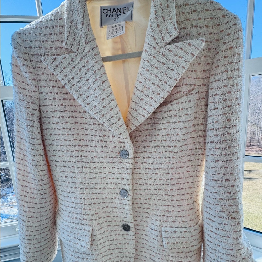 Authentic Chanel 1998 Peaked Lapels Boucle Ivory Tweed Blazer - Size 38